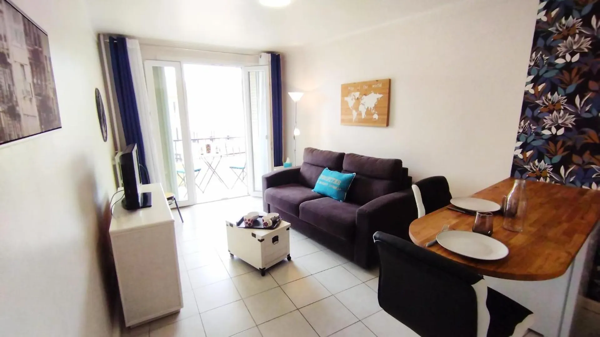 Cannes 20' A Pieds Palais Wifi 0*,  France